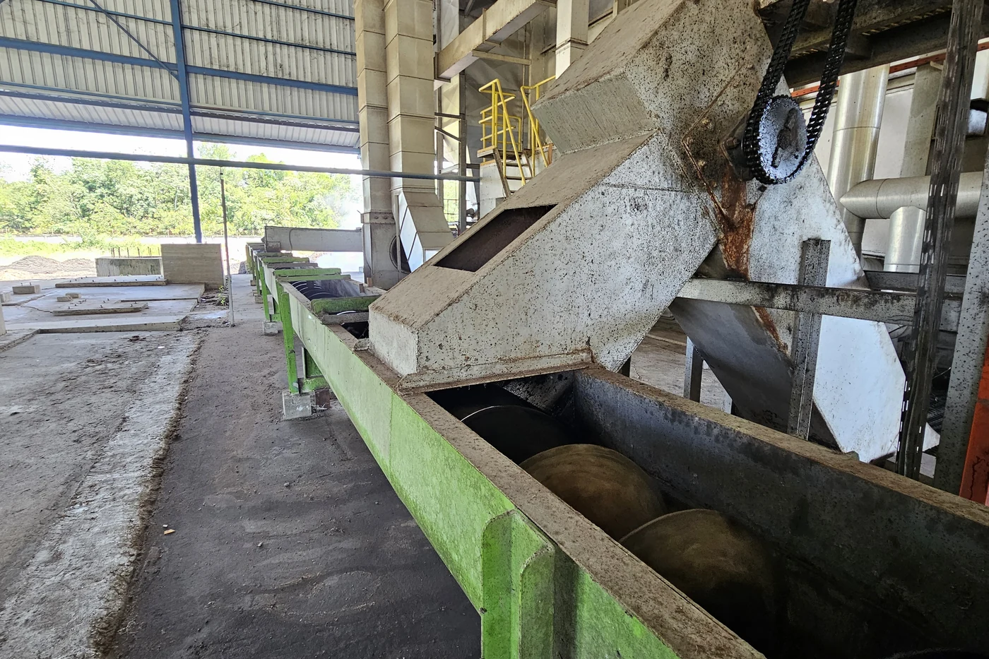 Ash discharge system pada area boiler PLTBm Kuala Mandor